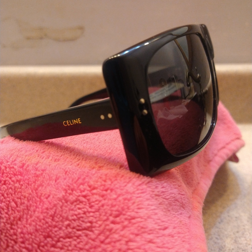 Too big for my face & too late for me to return - Picture 2 of 2
